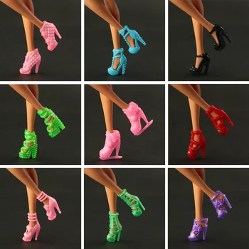 La economía de 100 pares / lote de la Moda de Zapatos Nuevos zapatos de Patinaje Para Muñeca Barbie 10 al Estilo de los diferentes accesorios de la Muñeca