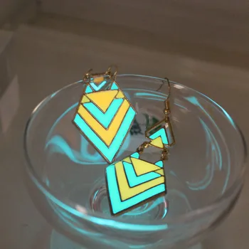 Moda Nuevo Diseño de Triángulo Clip del Oído del Manguito de los que BRILLAN en la OSCURIDAD Encanto de la forma Geométrica de la Oreja de Perno de Colores flecha de Pendiente Pendientes de Clip