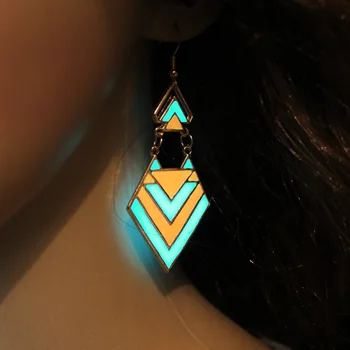 Moda Nuevo Diseño de Triángulo Clip del Oído del Manguito de los que BRILLAN en la OSCURIDAD Encanto de la forma Geométrica de la Oreja de Perno de Colores flecha de Pendiente Pendientes de Clip