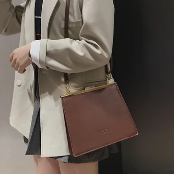Nuevo producto pequeño bolso negro femenino de 2020 nueva versión coreana de la simple retro ins salvaje textura clip de la hebilla del bolso de hombro