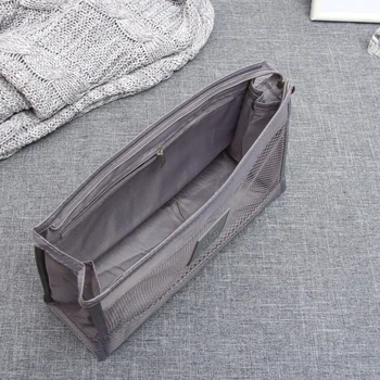 Triangular bolsa de cosméticos, la sección con bolsillos con cremallera gris