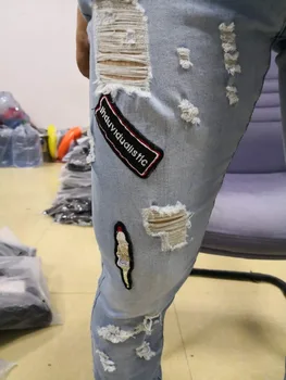 Moda Masculina agujero insignia del bordado del dril de algodón pantalones pantalones de los Hombres de la ropa de hip-hop flaco Casual pantalones Vaqueros Parche