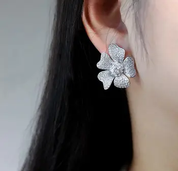 Nueva flor circón aretes de cristal lleno de moda temperamento todos-partido blanco de diamantes de imitación de pétalos clásico oído accesorios