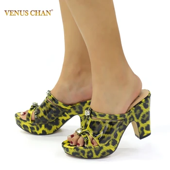 2020 Nueva Moda Leopardo de Impresión de Alta Sandalias de Tacón con Diseño italiano de diamante de imitación de la Coincidencia de Tacón Alto Sandalias y Zapatillas