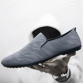 Hombres nuevos zapatos de cuero cómodo, transpirable y ligero portátil de nuevo resistente al desgaste, antideslizante diseño de la zapatilla de deporte de los hombres zapatos mocasines