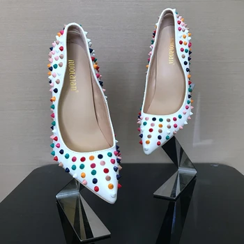 Nuevo Diseño De Las Mujeres De Cuero De Patente Finos Tacones Rivet, Toe De Plataforma Bombas De Mujer De Tacón Alto De Los Zapatos De Señora De Color Beige Parte Inferior De Los Zapatos