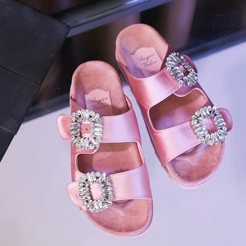 Koovan de las Mujeres Zapatillas ropa Exterior 2020 las Mujeres de diamantes de imitación Hebilla Lateral Dedo del pie Abierto Bicíclico Con Fondo Plano Sandalias Y Zapatillas