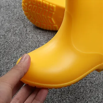Nueva Llegada del Bebé Niñas Niños Impermeable Botas de Lluvia antideslizante Lluvia Zapatos de PVC de Goma Hermosas Botas para Niños Rosa Amarillo Azul Fashon