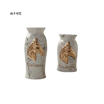 Nuevos suministros de estilo sencillo y moderno de tinta en relieve jarrones de cerámica set de cubiertos de flores en casa la cabeza de un caballo decorativos péndulo de escritorio de adorno