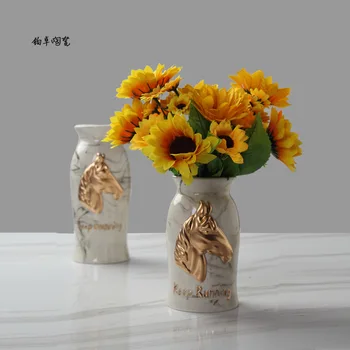 Nuevos suministros de estilo sencillo y moderno de tinta en relieve jarrones de cerámica set de cubiertos de flores en casa la cabeza de un caballo decorativos péndulo de escritorio de adorno