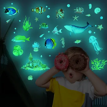 Luminoso mundo submarino calcomanía de peces del océano de dibujos animados etiqueta engomada de la pared fluorescente de papel tapiz decorativo etiqueta engomada de la pared para habitaciones de los niños