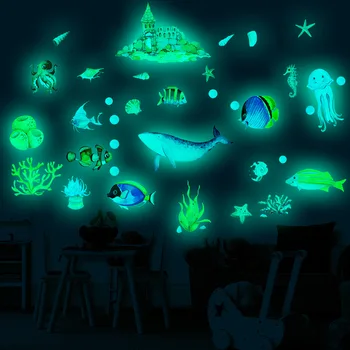 Luminoso mundo submarino calcomanía de peces del océano de dibujos animados etiqueta engomada de la pared fluorescente de papel tapiz decorativo etiqueta engomada de la pared para habitaciones de los niños